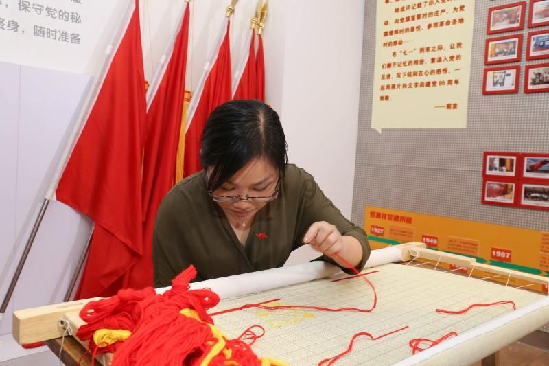 某服装厂制作450套校服已经制作了五天还剩下70套平均每天制作多少套列方程解？游戏画面