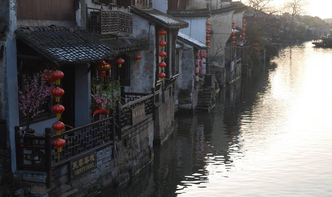 小个子要想穿裙子好看又显高，需要掌握哪些技巧和方法？游戏画面